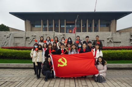 一群人站在建筑前描述已自动生成
